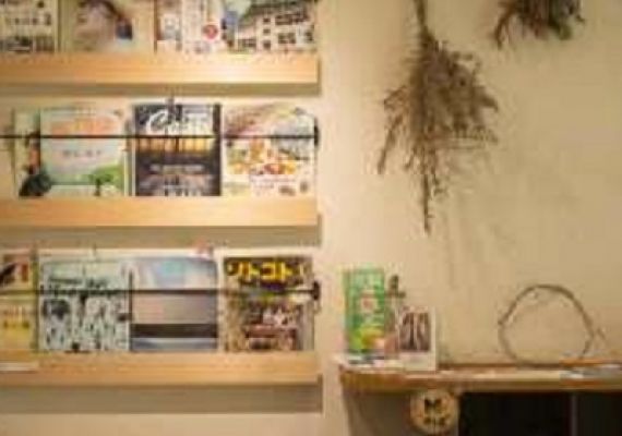 閲覧可能な雑誌など多々。 
