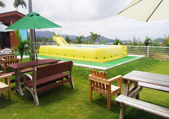 庭园里置有可让住宿者使用的小型游泳池。（4月左右～10月左右为止开放）