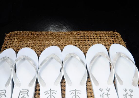 [Island slippers] Slippers in the kitchen space have cottage names on them*