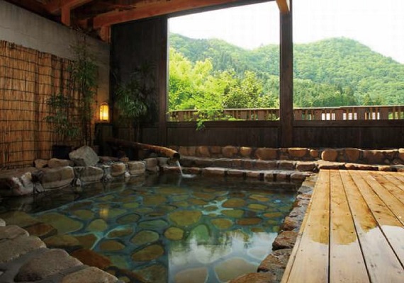 半露天浴池。尽情享受泉源流水温泉・・・ 半露天浴池。尽情享受泉源流水温泉・・・