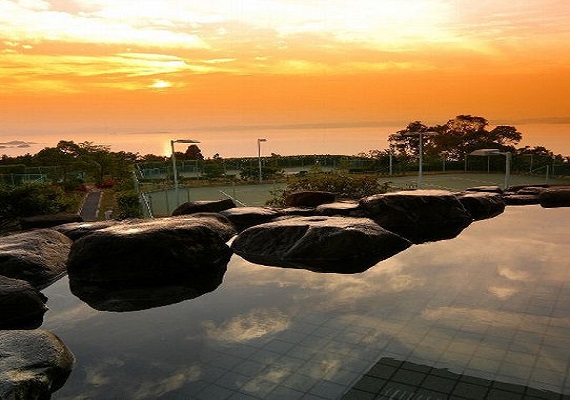 ◆ Panoramic view of setting sun over Seto
 Inland Sea from open-air bath ◆