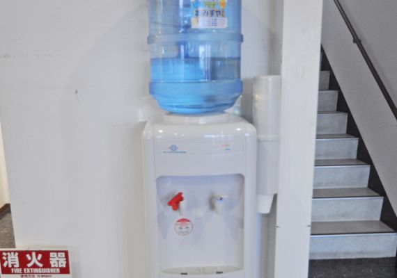 【施設】ウォーターサーバーはフロント横にあります