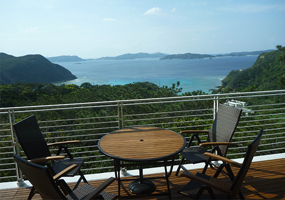 An elegant time spent on the terrace