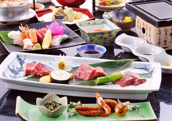 Kaiseki set meal with baked on stone Chiya beef