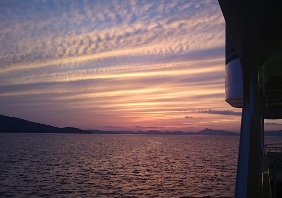 【夕景】
从渡轮上眺望的夕景，好像让心也要染上颜色般。