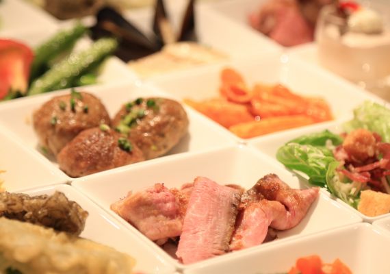【ホテルディナー】和洋中＆島料理の満腹ブッフェで心も体も贅を尽くした島旅に♪朝夕食付