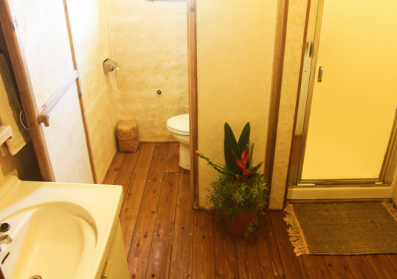 琉球しっくいのシャワーとトイレ