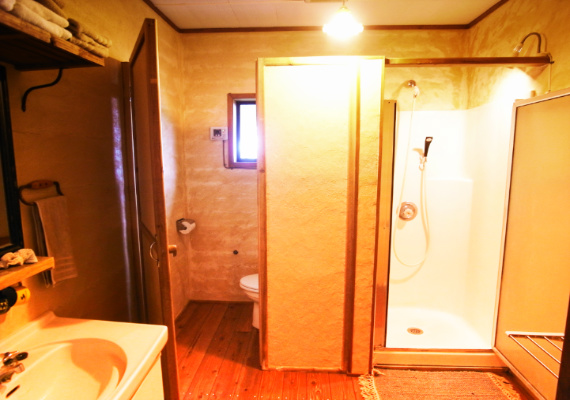 오키나와 회반죽 자재(습도조절에 좋음)사용 샤워실과 화장실