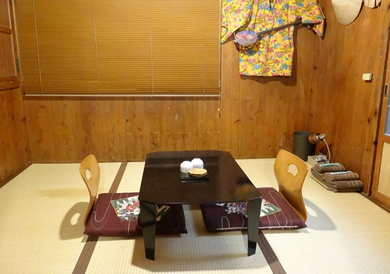 Japanese-style twin room. Plan recommended for couples, groups or families with 1 or 2 infants.