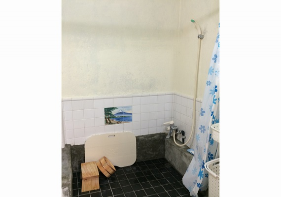 シャワールームは共用で1箇所です。富士山の絵柄のタイルもはってある、ちょっとユニークな造りです。