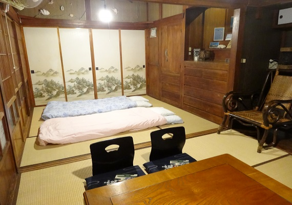 沖縄古民家の一番座と二番座をつなげて一部屋にした、ごーやー荘でも一番いいお部屋です。床の間や趣のある欄間など、木造りのあたたかさを感じながら、ゆったりとおくつろぎください。