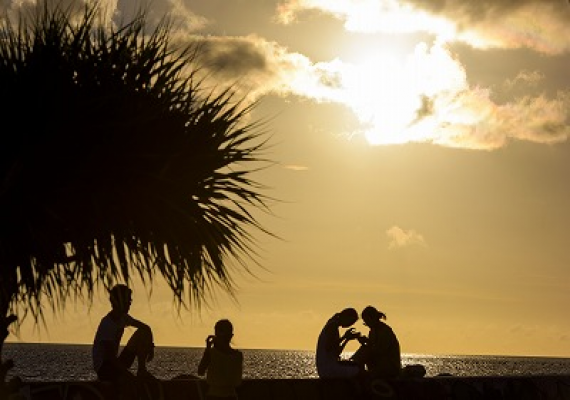 The setting sun over the Sunset Beach 