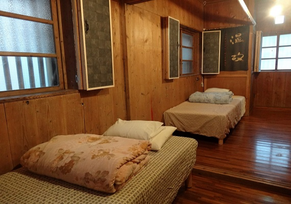 木造りのベッドルーム。エキストラベッドで布団を追加できます。