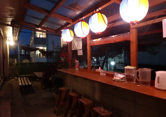 At the bar counter you can feel the atmosphere of street stalls. 
