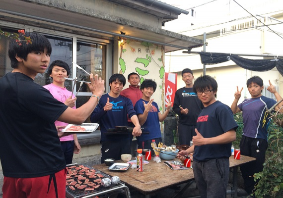 在露台花园烤肉。可选择炉子租赁出来。