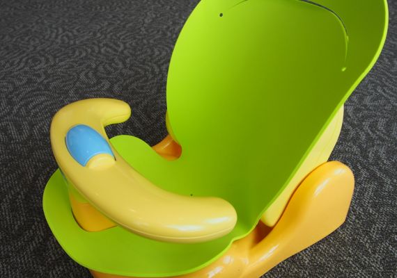 【大浴場】ベビーバスチェアがあれば赤ちゃん連れでも安心して大浴場をご利用になれます。 係員にお申し付けください 【大浴場】ベビーバスチェアがあれば赤ちゃん連れでも安心して大浴場をご利用になれます。 係員にお申し付けください