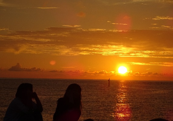 The setting sun over the Sunset Beach 