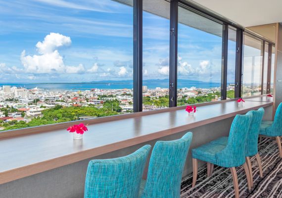 石垣市街の街並みを見下ろし、その向こうに八重山の海と島々が180度のパノラマビューで楽しめる 石垣市街の街並みを見下ろし、その向こうに八重山の海と島々が180度のパノラマビューで楽しめる