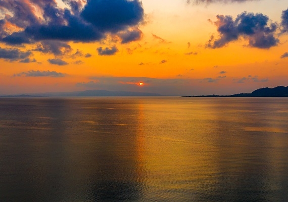 名蔵湾からの夕日