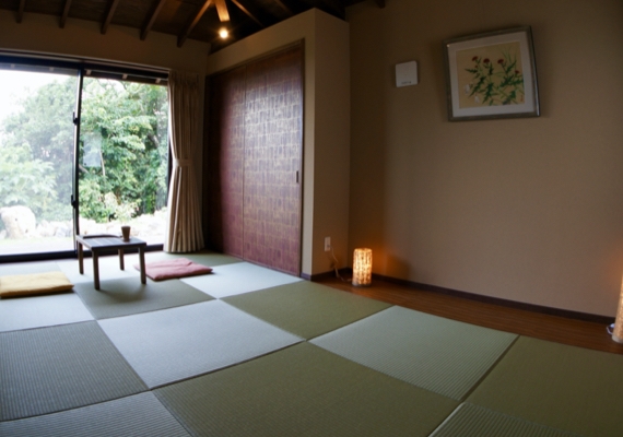 客室の一例（琉球畳の和室「さくら」）。この他に、ツイン「うるま」、トリプル 「てぃん」の全３棟があります。