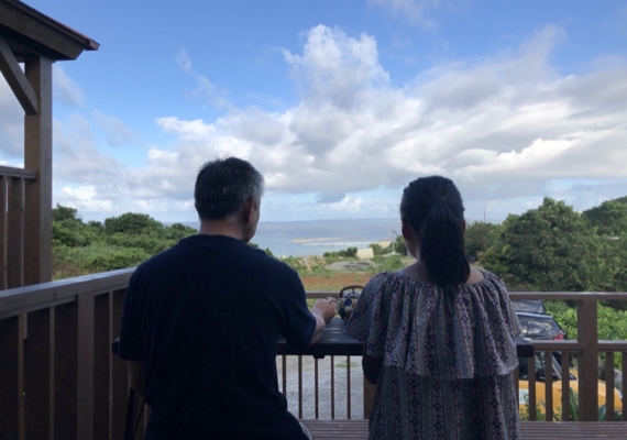 お天気の良い朝はウッドデッキでのご朝食もお選びいただけます。 お天気の良い朝はウッドデッキでのご朝食もお選びいただけます。