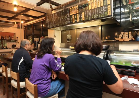 【レストラン】海鮮居酒屋で島の海の幸をどうぞ！
