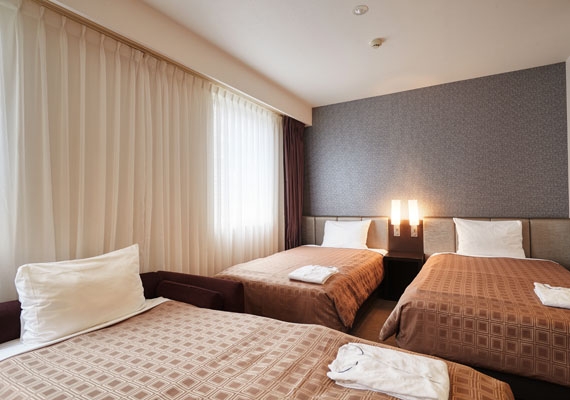 【客室】トリプルルーム
ツインルームにハウザーベッドをご用意したお部屋。 ハウザーベッドは各お部屋と同じく日本ベッド社製の安定感のあるベッドを採用しております。