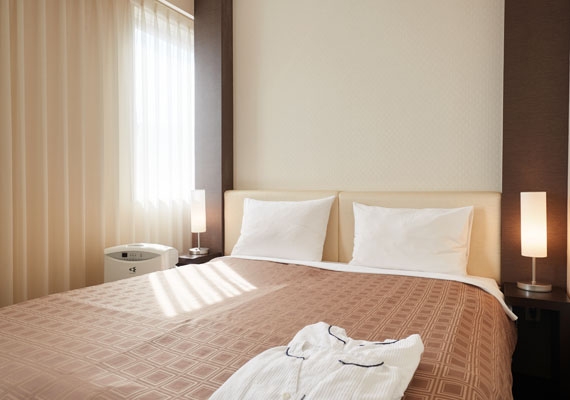 【客室】標準雙人房
床寬160厘米。寬敞的空間。