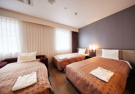 【客室】三床房
在雙床房內配備了另一張床。該床與其他房間一樣，採用了日本bed公司製造的穩固床。