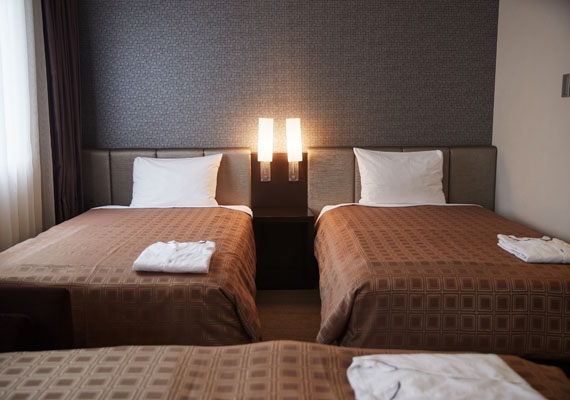 【客室】三床房
在双床房内配备了另一张床。该床与其他房间一样，采用了日本bed公司制造的稳固床。
