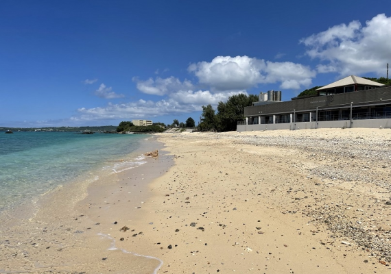餐廳前的天然海灘 餐廳前的天然海灘