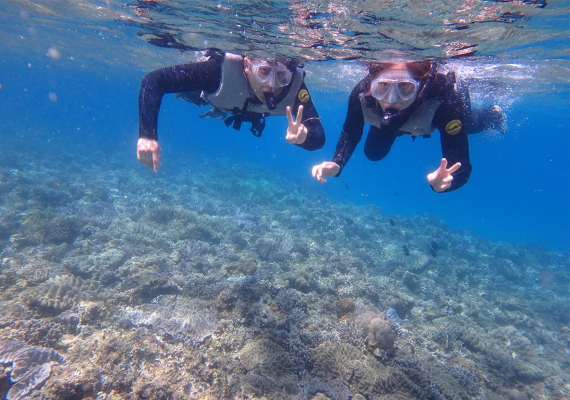 【瀬底ビーチマリンクラブ】サンゴやお魚さんを海中からシュノーケル体験