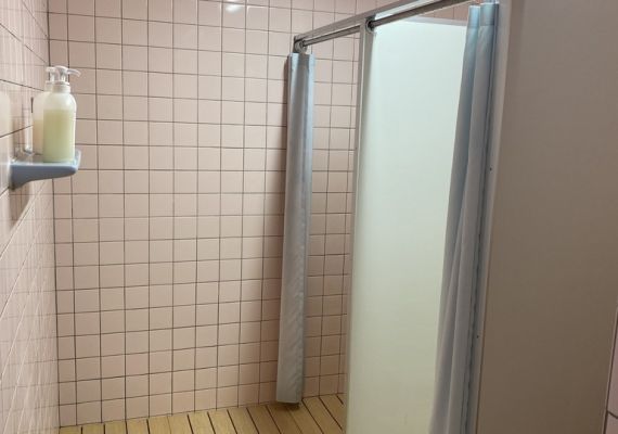【Tatazumi】徒歩30秒のレストラン1階に共同トイレ・シャワー室がございます。