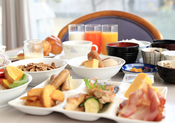 优惠的酒店逗留♪含40种类型的自助式日西料理早餐