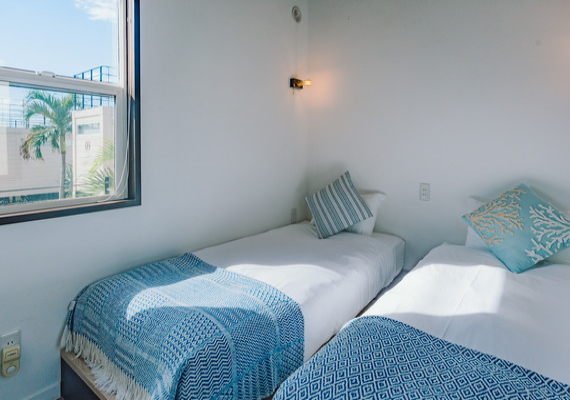 [2 bed cabin] Bright bedroom with natural light