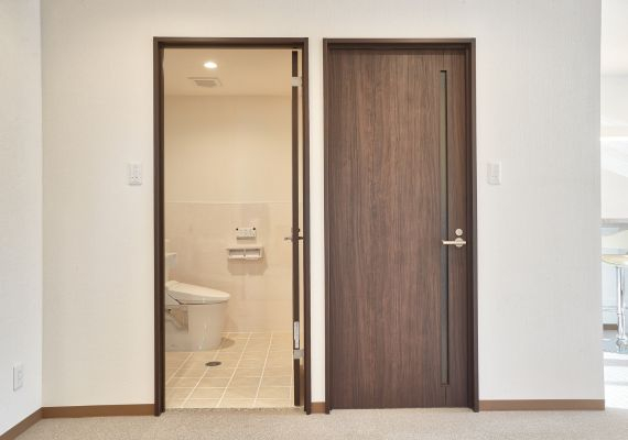 【館内設備】共用トイレ★フロント階に共用トイレあり、いつでもご利用いただけます