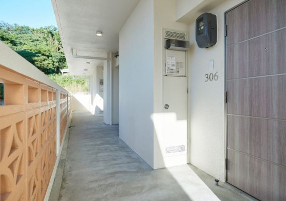 【館内設備】廊下★マンションタイプの外廊下にプライバシーに配慮した設計です