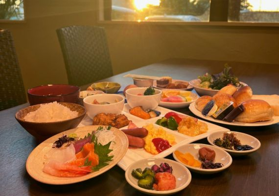 朝は1階レストラン カリユンにて、和洋多彩なメニューを取り揃えた
オールビュッフェをお楽しみください。 朝は1階レストラン カリユンにて、和洋多彩なメニューを取り揃えた
オールビュッフェをお楽しみください。