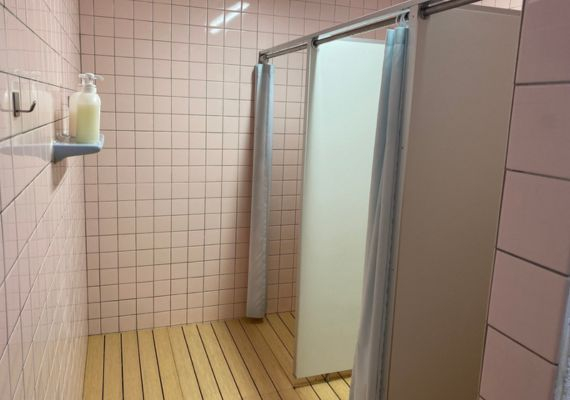 【Tatazumi☆シャワー室】徒歩30秒のレストラン1階に共同トイレ・シャワー室がございます。