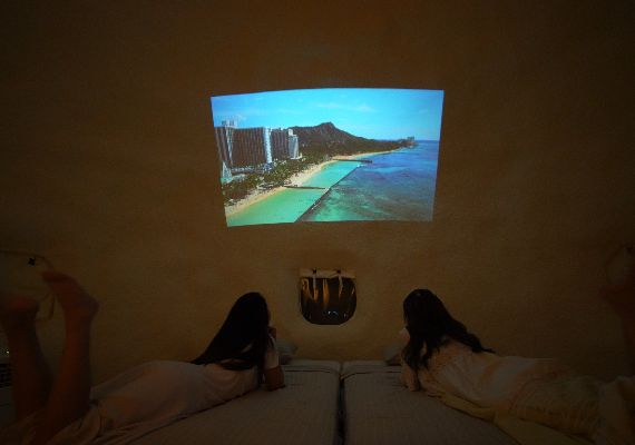 【Tatazumi☆部屋設備】プロジェクター完備で、お部屋を自分たちだけのプライベートシアターに。