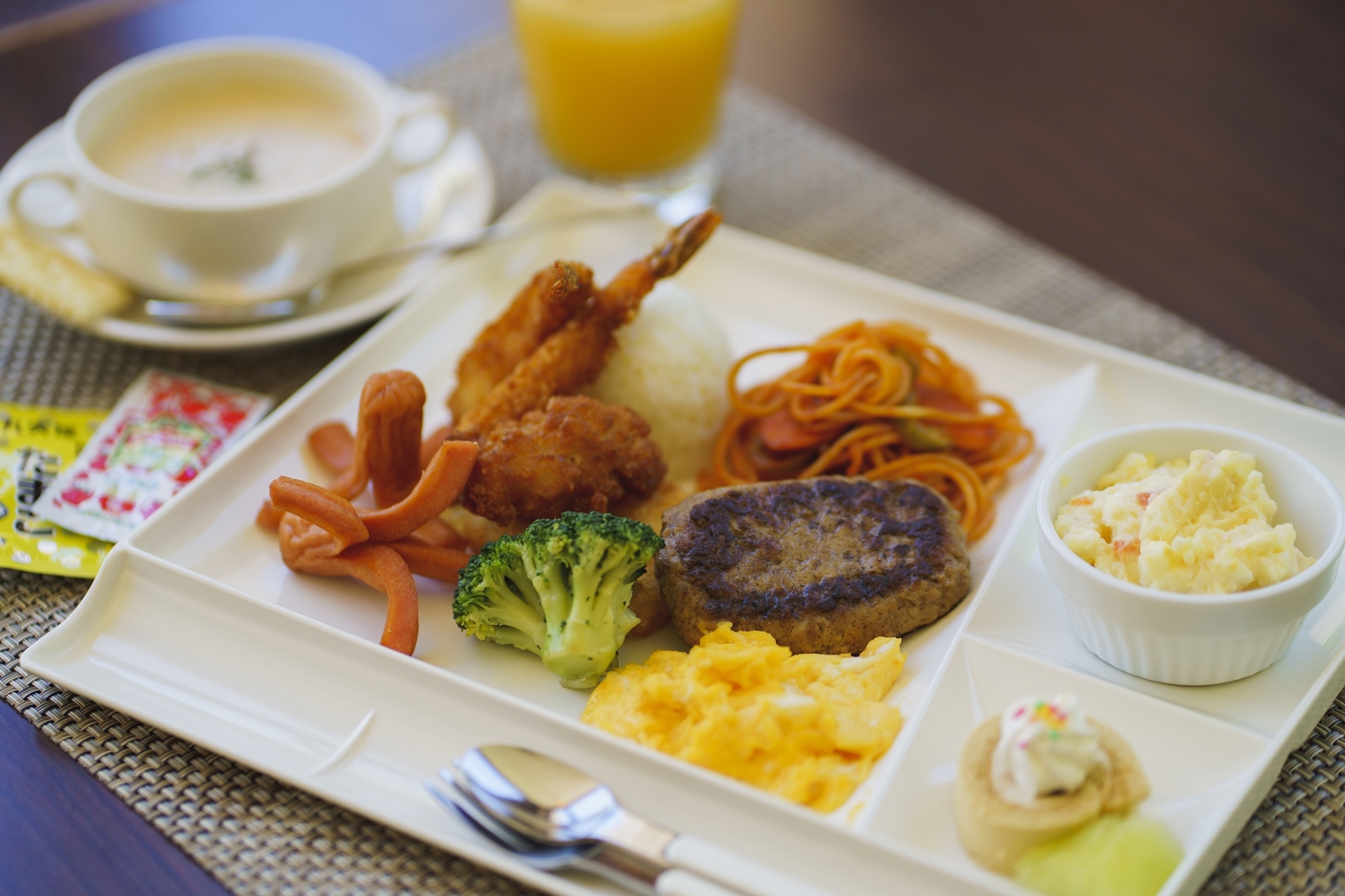 【조식】어린이부터 어른까지 즐길 수 있는 종류 풍부한 메뉴가 테이블을 즐겁게 합니다.