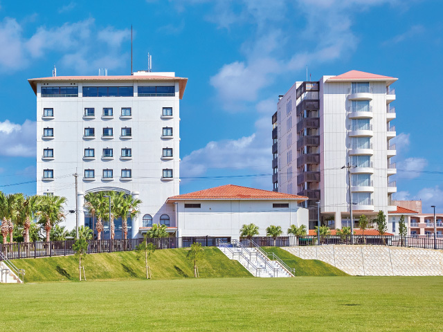 附近地區擁有整備完善的海灘、散步道和公園,地理位置優越。 附近地區擁有整備完善的海灘、散步道和公園,地理位置優越。