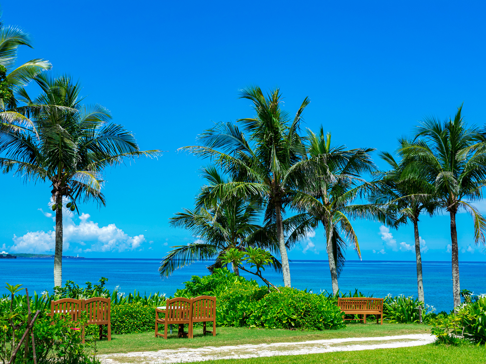 海沿いのベンチ 海沿いのベンチ