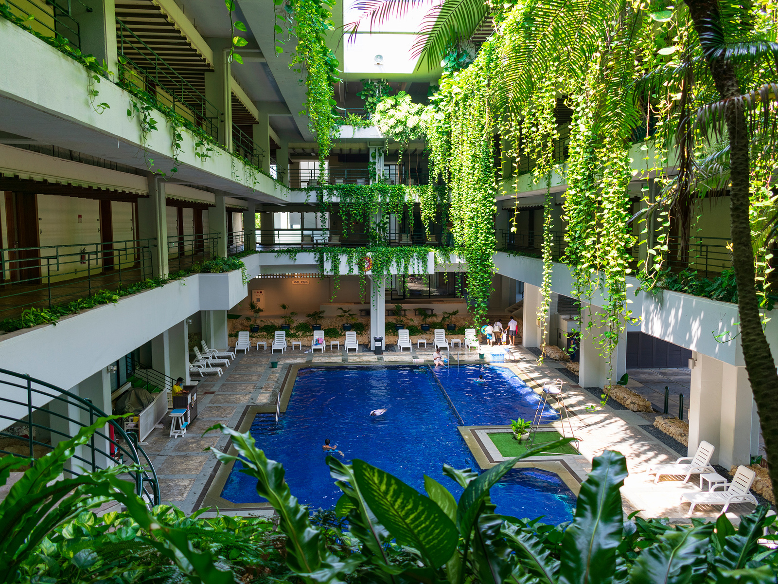 ビーチからの心地よい海風が吹き抜けるアトリウムプール