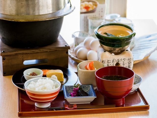 和朝食。かまどで炊き上げるご飯が人気！