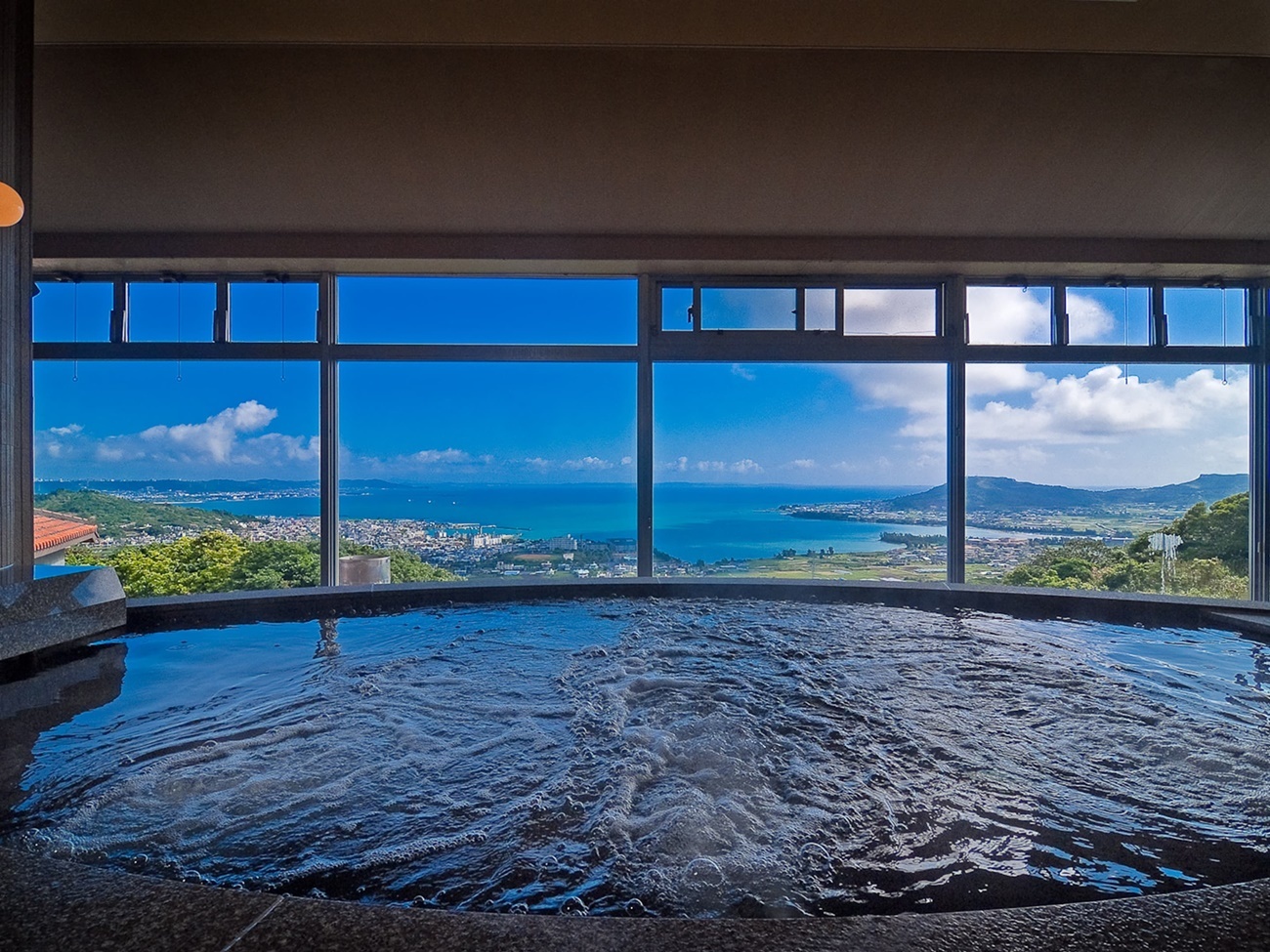 昼は青い空と海を一望できる天然温泉