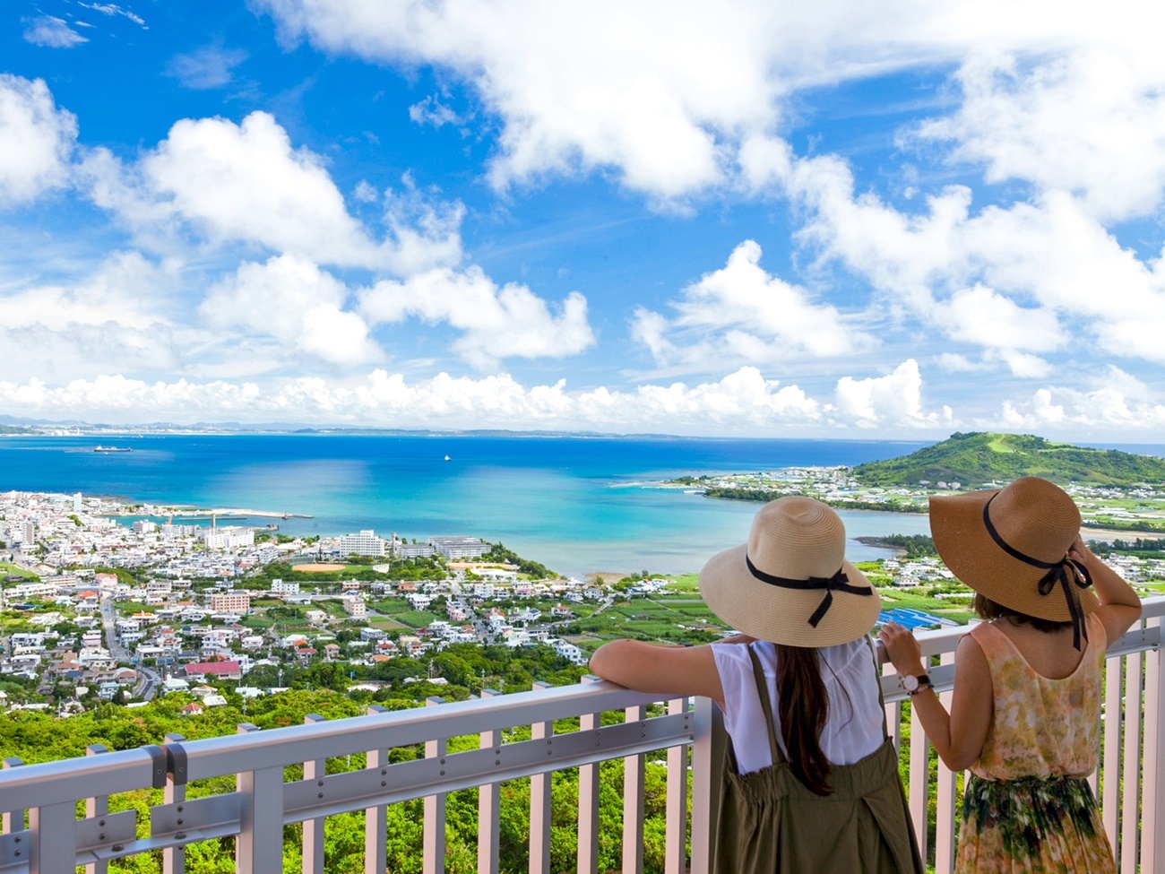 從山頂欣賞令人印象深刻的海景。 “輕鬆的度假住宿，讓您更貼近沖繩”