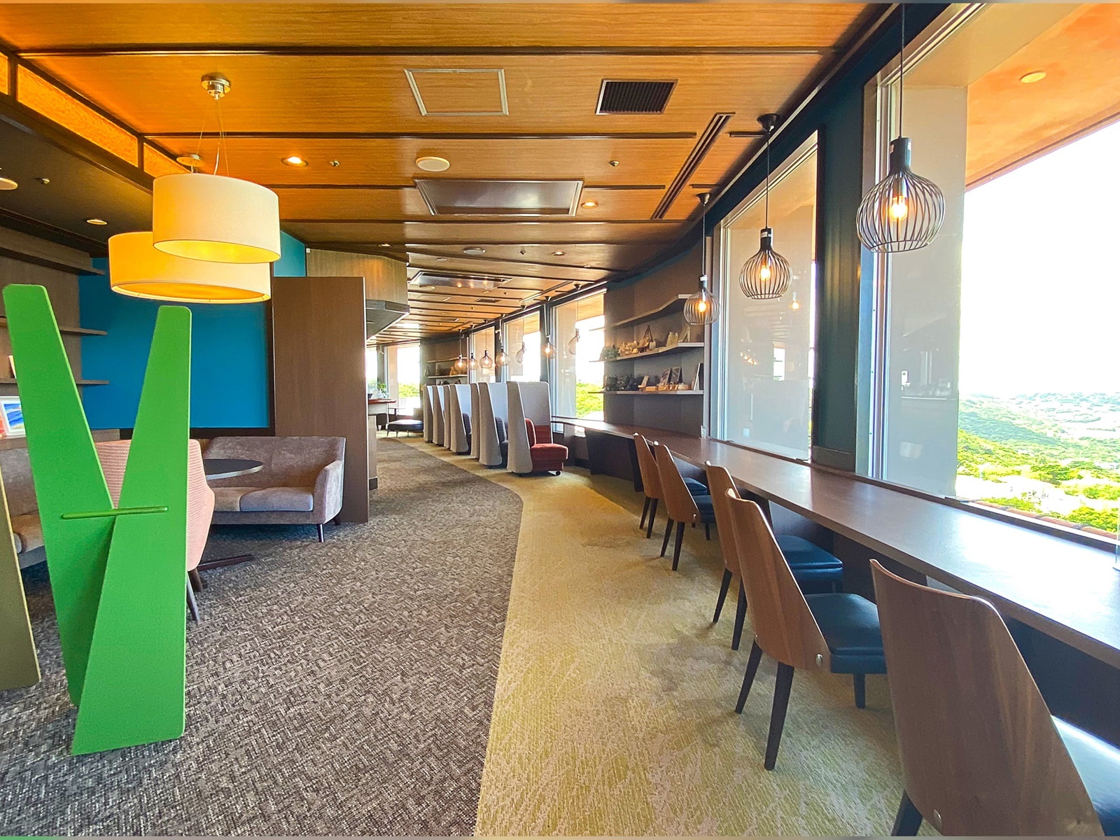 【景觀交誼廳】在眼前延展的壯麗美景中，靜享悠然時光。