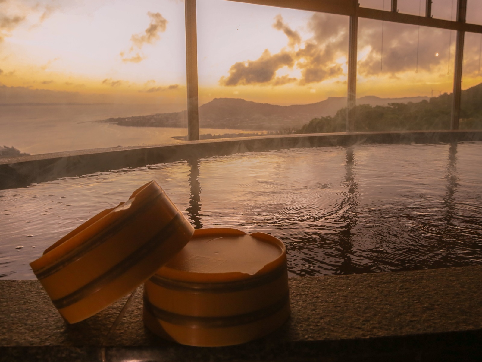 盡情享受富含美肌成分的源泉直流溫泉與絕美景色。