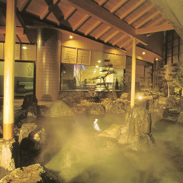 Sansuikan. Large communal open-air bath on the 1st floor